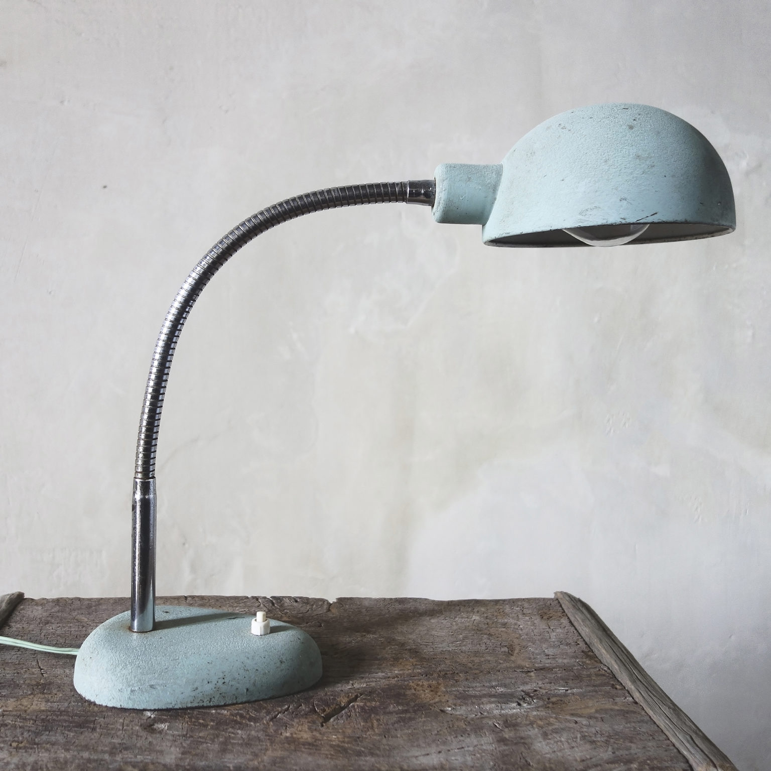 Mintgroen bureaulampje uit jaren 5060 Mint green desk lamp from the