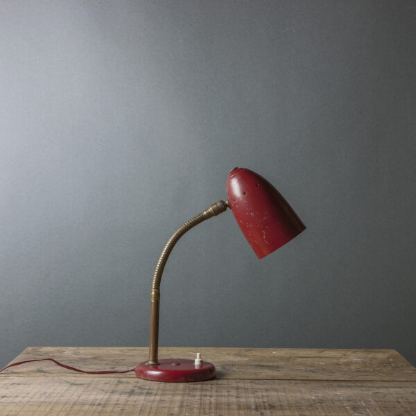 Christian Parameters schaal Rood klein bureaulampje met geperforeerd kapje | Red small desk lamp with  perforated shade - Lasting Living